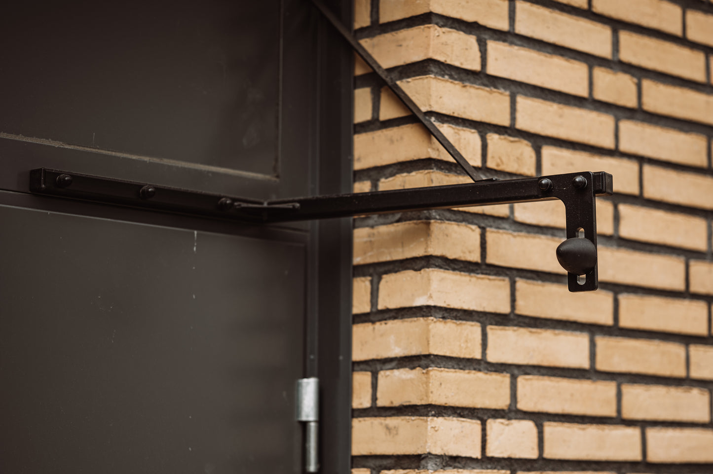 Dørlukker FKR Sort – Vendbar og pladsbesparende dørlukker i stål