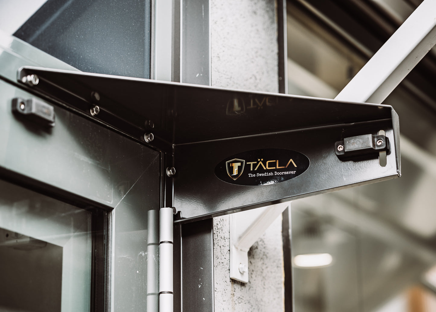 Dörrmagnet med uppställningsfunktion – håll dörren öppen på ett säkert och smidigt sätt